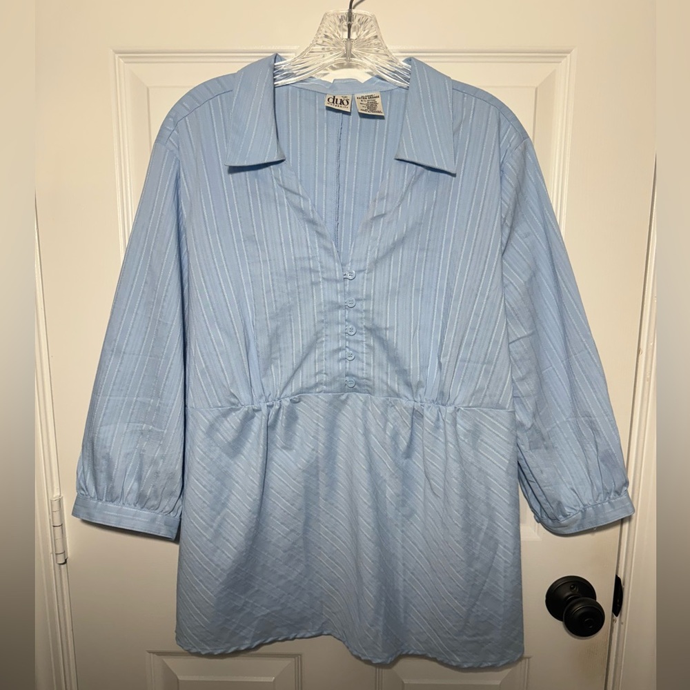 duo Maternity v-neck top. 3/4 sleeves. Size XL. Light blue. Stretch fabric.